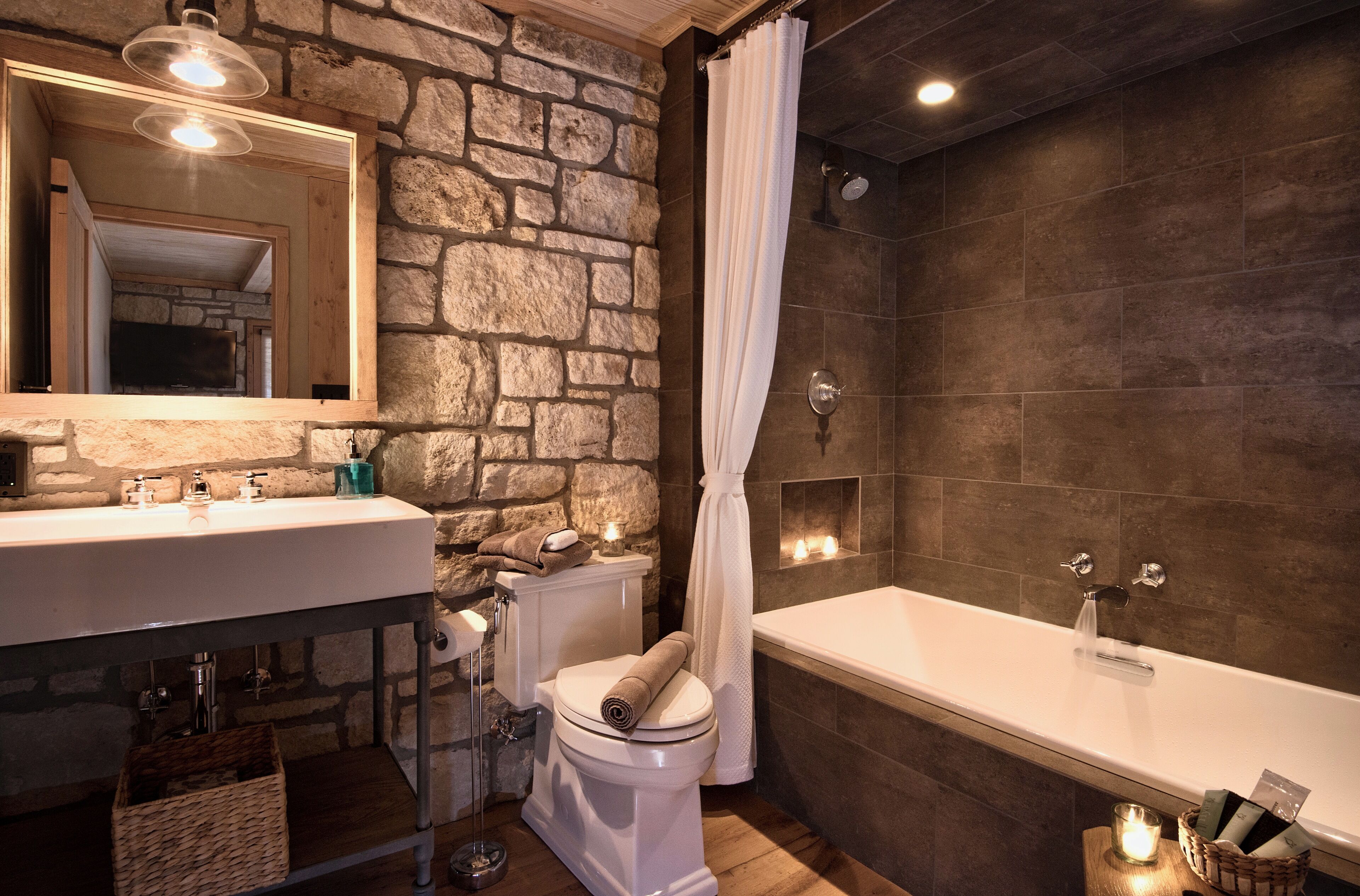 Combined shower/tub, eco-friendly toiletries, hair dryer, towels