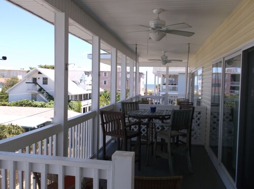 Condo 2 Bd / 2bath! 200 étapes vers la plage! Vue sur l'eau! 