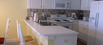 2 Bd / 2bath Condo! 200 stappen naar het strand! Water View!