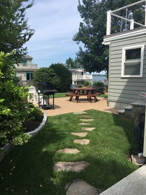 Outdoor dining - Oasis by the sea in Nahant  (Nahant)