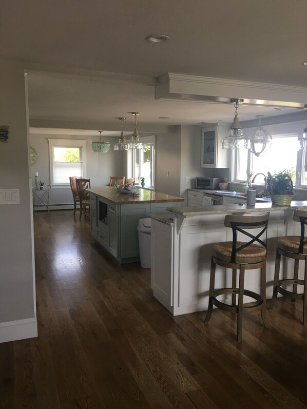 Fridge, microwave, oven, stovetop - Oasis by the sea in Nahant (Nahant)