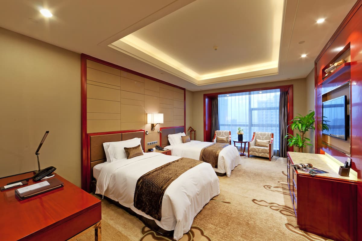 Executive Twin Room（Building A) | Minibar, in-room safe, desk, blackout curtains