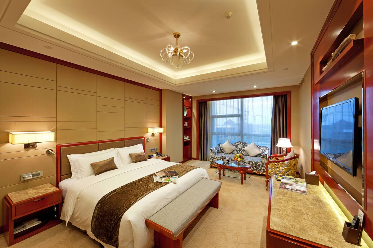 Executive Suite(Building A) | Minibar, in-room safe, desk, blackout curtains