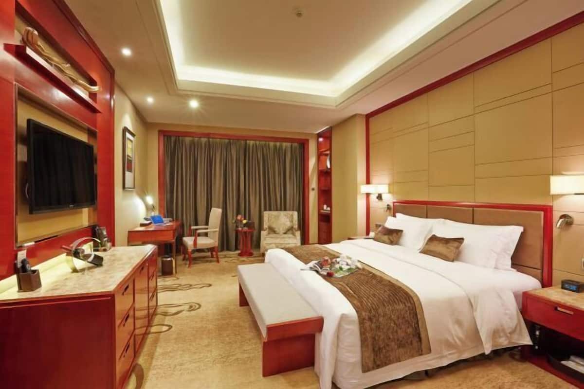 Minibar, in-room safe, desk, blackout drapes