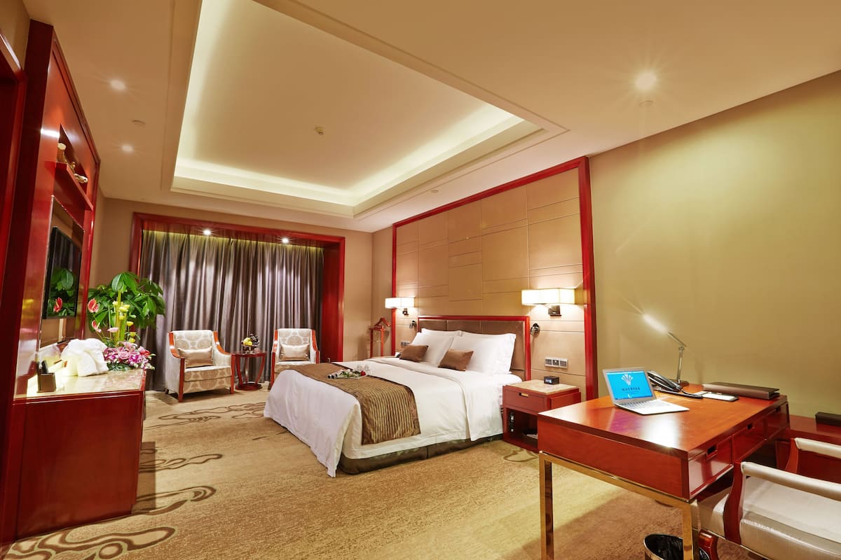 Executive Double Room(Building A) | Minibar, in-room safe, desk, blackout curtains