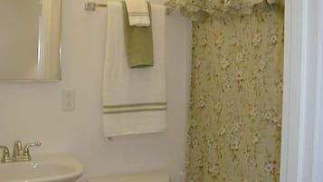 Duschwanne, Haartrockner, Handtücher, Shampoo