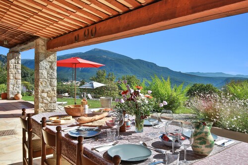 Provencal villa located in serene setting with panoramic views, sleeps 12