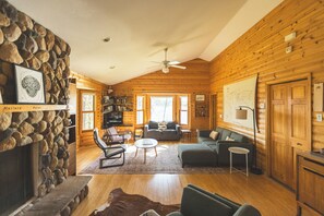 Una Smart TV, una chimenea, libros, un reproductor estéreo