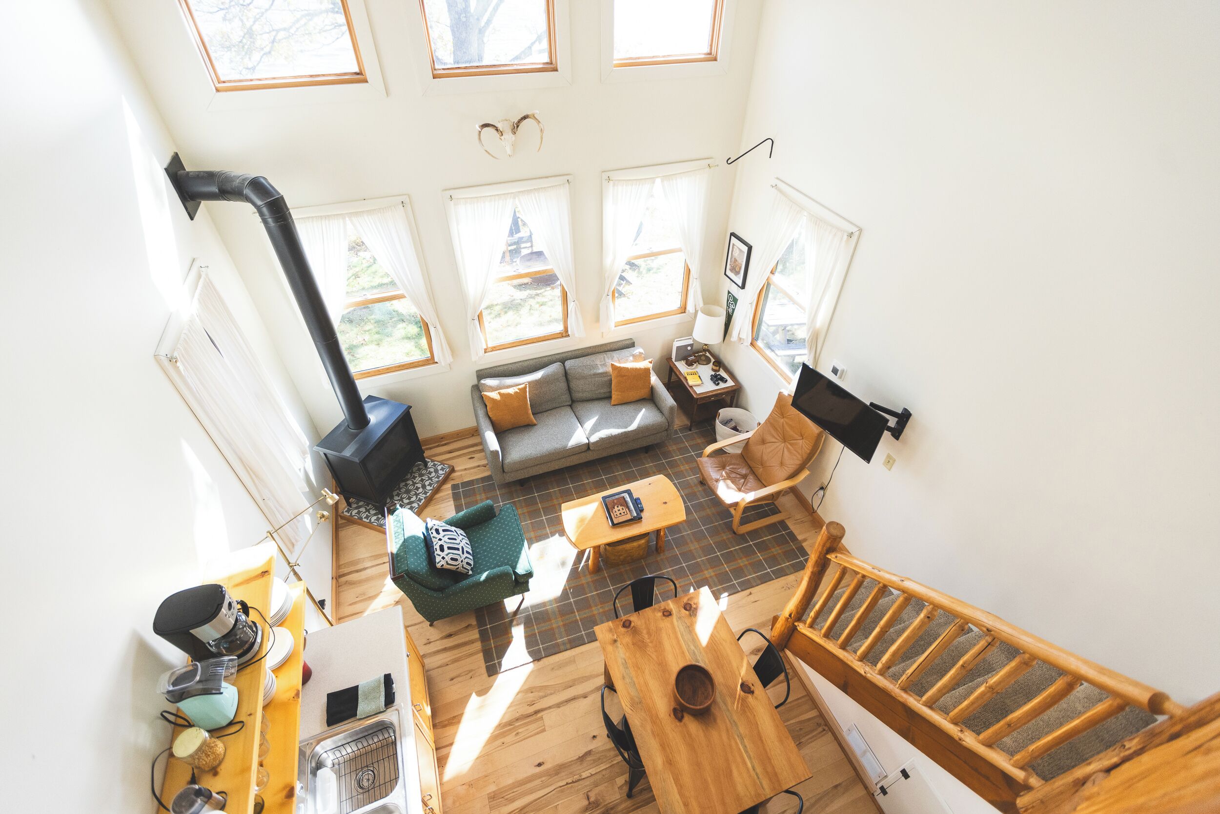 Smart TV, fireplace, books, stereo