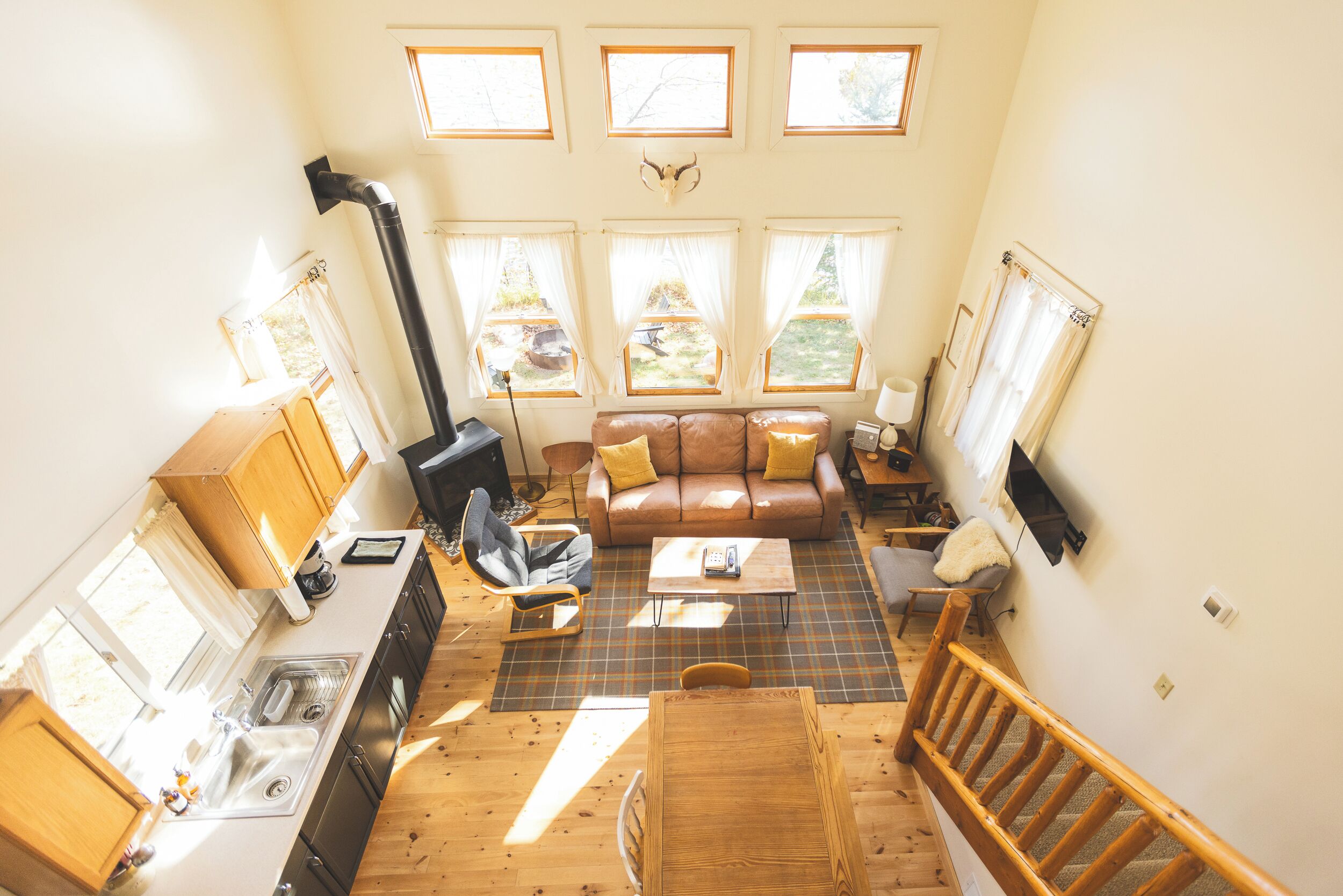 Smart TV, fireplace, books, stereo