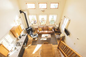 TV connectée, cheminée, livres, chaîne hi-fi