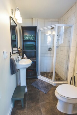 Shower, eco-friendly toiletries, hair dryer, towels - Group Getaway on a Private Peninsula (Grand Rapids)