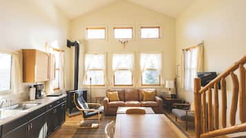 Smart-TV, Kamin, Bücher, Stereoanlage