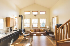 Una Smart TV, una chimenea, libros, un reproductor estéreo