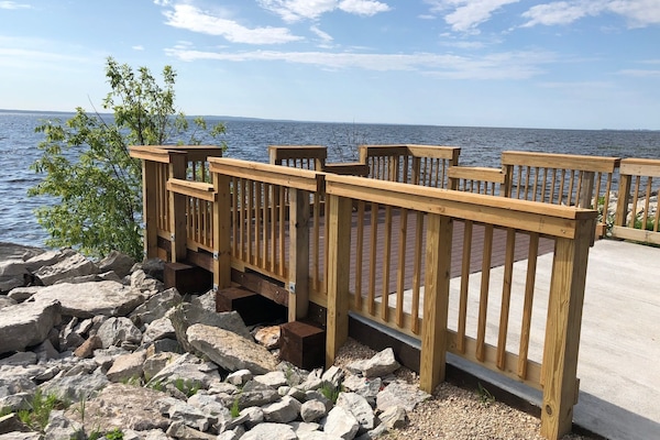 Observation deck on the Little Bay de Noc Trail