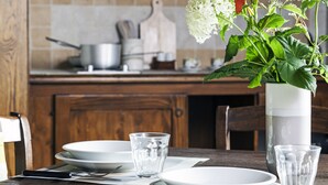 A dining table set with plates, glasses, and cutlery. - Agriturismo la Palazzetta di Assisi (Assisi)