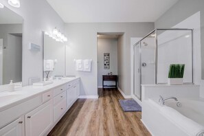 Combined shower/bathtub, hair dryer, towels, soap