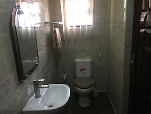 Phòng đôi cơ bản, không hút thuốc | Phòng tắm | Buồng tắm vòi sen, khăn tắm