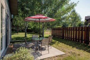 Outdoor dining - Monthly Rental on Golf Course + Near Downtown (Bozeman)