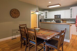 Dining - Monthly Rental on Golf Course + Near Downtown (Bozeman)