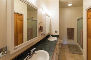 Combined shower/tub, hair dryer, towels - Monthly Rental on Golf Course + Near Downtown (Bozeman)