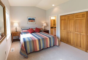 3 bedrooms, iron/ironing board, free WiFi, bed sheets - Monthly Rental on Golf Course + Near Downtown (Bozeman)