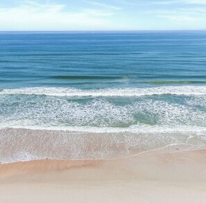 En la playa, camastros y toallas de playa 