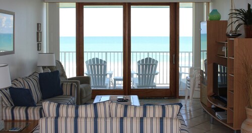 Amazing Direct Oceanfront Condo. Steps to the Bch and Heated Pool. Gated complex