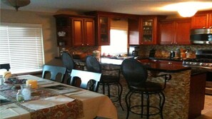 Dining - Beautiful Keys  Getaway! Located on deep water canal for quick access to  (Big Pine Key)