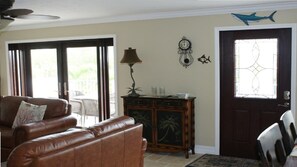 Een televisie, een dvd-speler en een tafeltennistafel