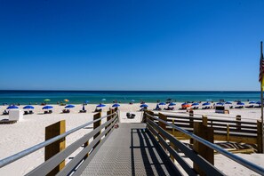 Plage, chaises longues, serviettes de plage