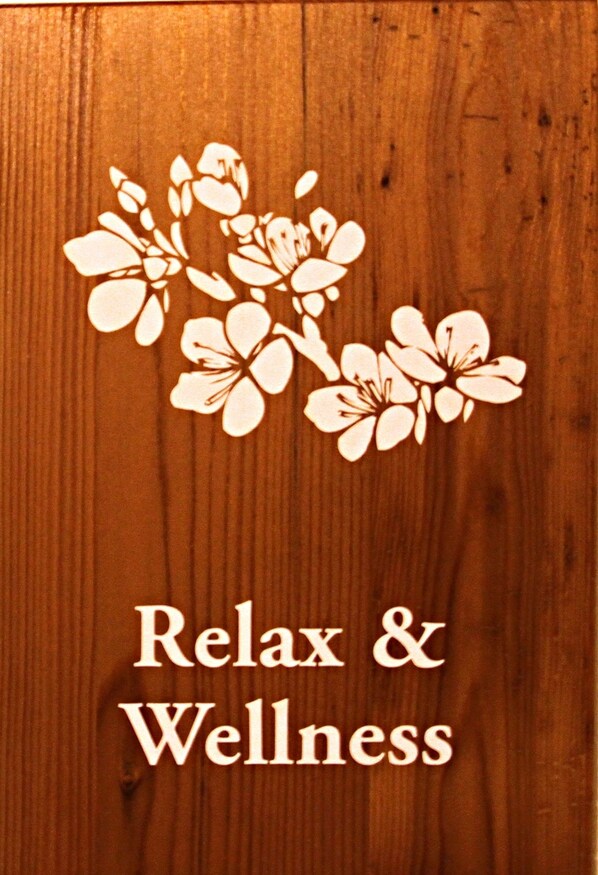 A wooden surface with a floral design and the text "Relax & Wellness". - Agriturismo All' Albaro (Salizzole)
