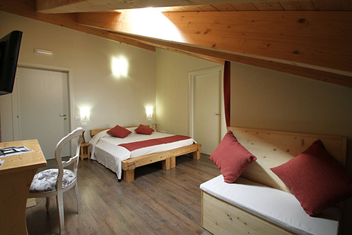 Desk, cribs (free), WiFi (free), bed sheets