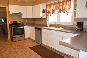 Fridge, microwave, oven, stovetop - Keystone Crossing (Keystone)