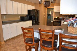 Réfrigérateur, four à micro-ondes, un four, surface de cuisson