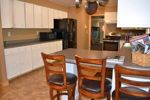 ثلاجة، ميكروويف، فرن، موقد طهي مسطح