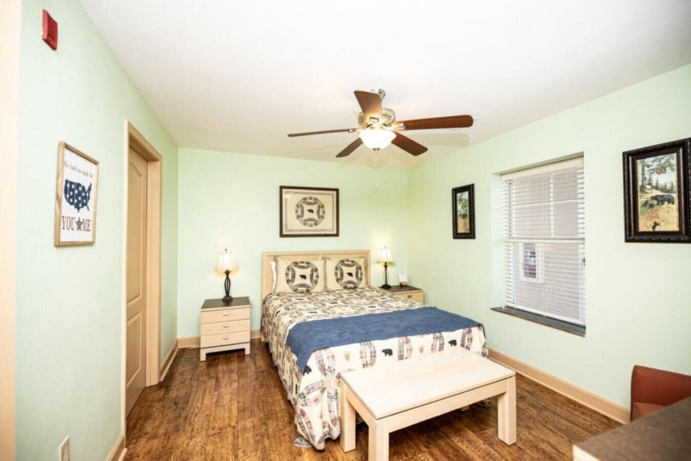 2 habitaciones, escritorio, tabla de planchar con plancha y wifi gratis 