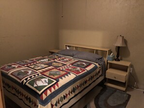 2 bedrooms, desk, free WiFi, bed sheets - Sportsman's Paradise (Stockton)