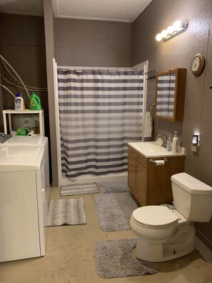 Handtücher, Seife, Toilettenpapier