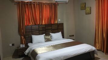 Phòng Executive | Két bảo mật tại phòng, bàn, bộ trải giường