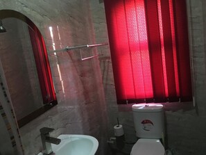 Shower, rainfall showerhead, towels - Momak 4 Hotel & Suites (Ibadan)