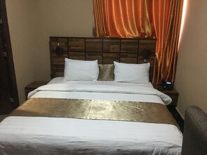 Standard Room | In-room safe, desk, bed sheets - Momak 4 Hotel & Suites (Ibadan)