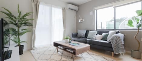 Maison | Aire de séjour | Téléviseur à écran plat de 30 po avec télévision numérique, téléviseur