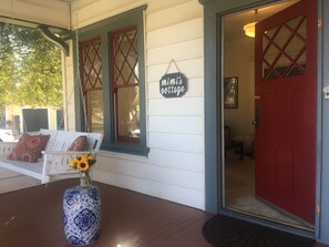 Exterior detail - Mimi's Downtown Cottage (Lodi)