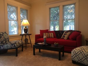 TV, books, stereo - Mimi's Downtown Cottage (Lodi)