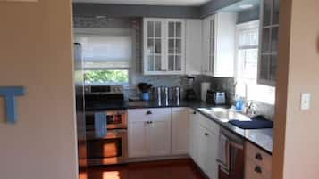 Een koelkast, een magnetron, een oven, een kookplaat