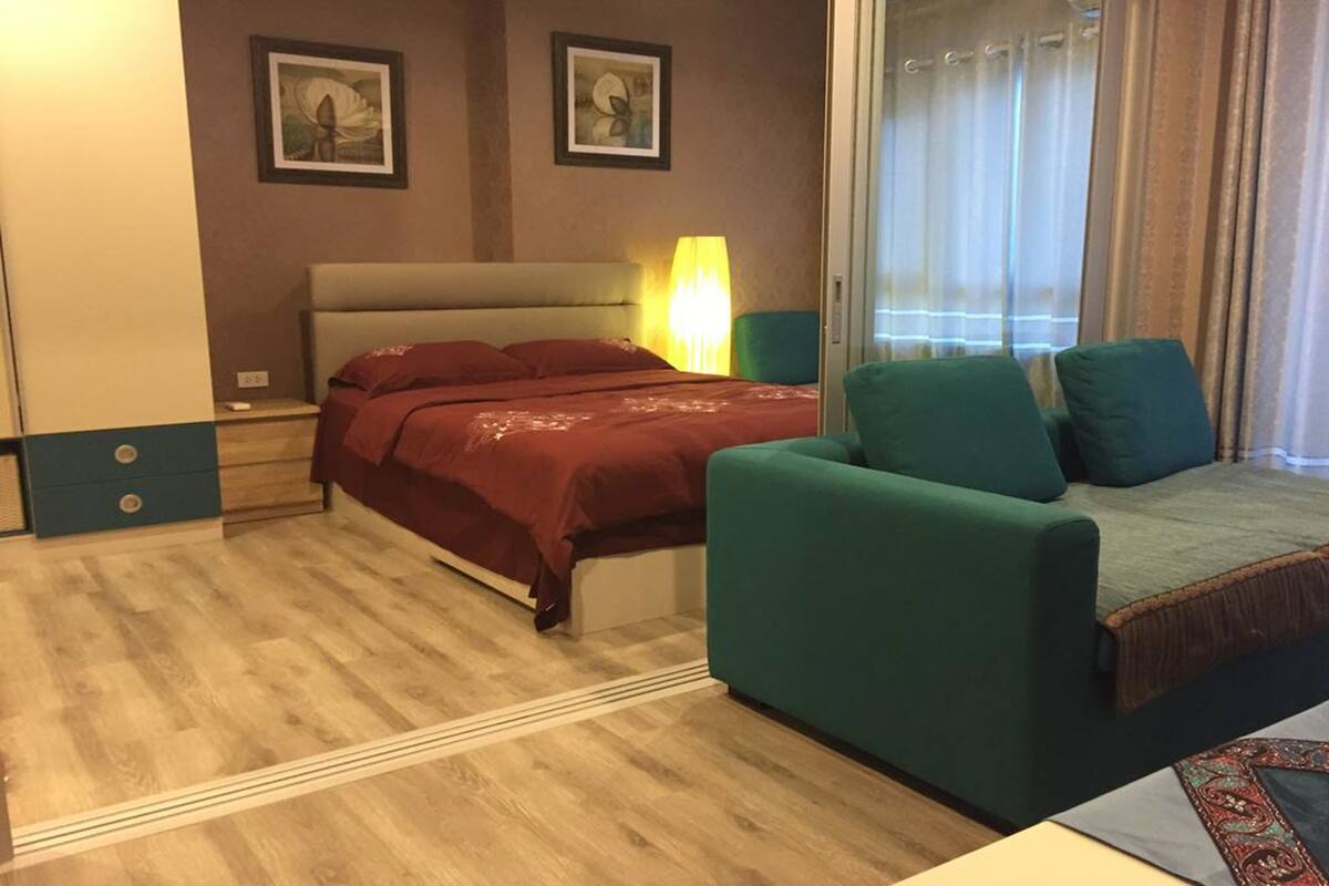 One Bedroom Condo | Una cassaforte in camera, tende oscuranti, ferro/asse da stiro