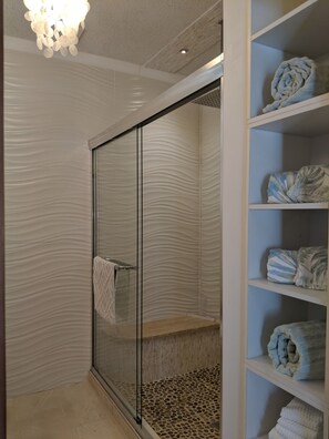 Dusche, Haartrockner, Handtücher, Seife
