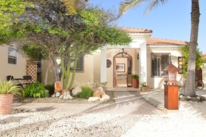 Exterior - Tierra Del Sol Sand n' Sea Villa       3BDR/3BA  +  1BDR +1BA GUEST HOUSE (Malmok)