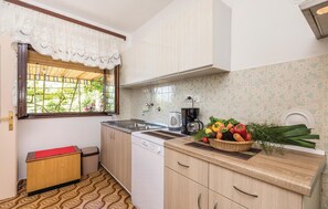 Réfrigérateur, micro-ondes, plaque de cuisson, lave-vaisselle